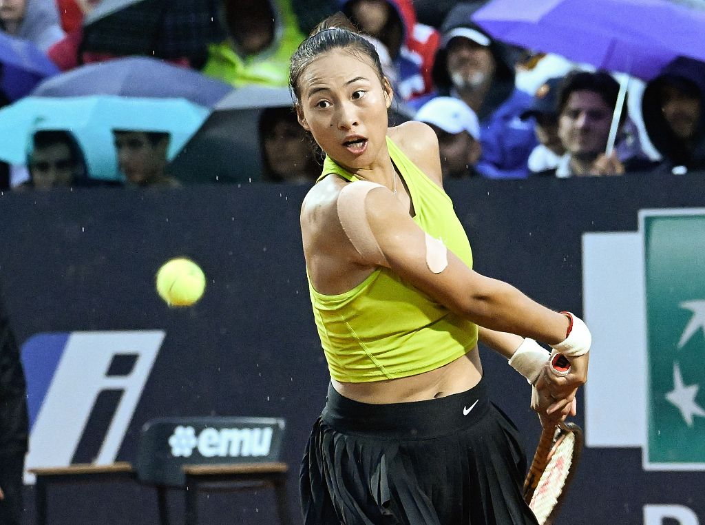 Zheng Qinwen of China returns a backhand against Anna Bondar of Hungary in the third round at the Italian Open in Rome, Italy, May 13, 2023. /CFP
