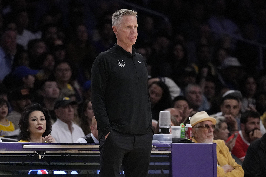 Steve Kerr, head coach of the Golden State Warriors, looks on during Game 6 of the NBA Western Conference semifinals against the Los Angeles Lakers at the Crypto.com Arena in Los Angeles, California, May 12, 2023. /CFP