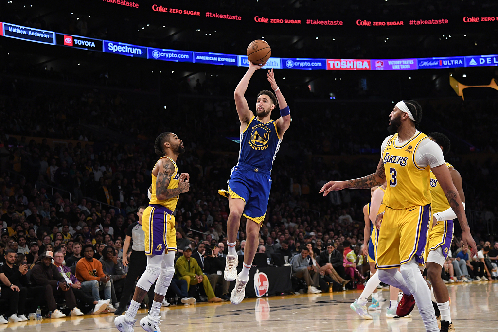 Klay Thompson (#11) of the Golden State Warriors shoots in Game 6 of the NBA Western Conference semifinals against the Los Angeles Lakers at the Crypto.com Arena in Los Angeles, California, May 12, 2023. /CFP
