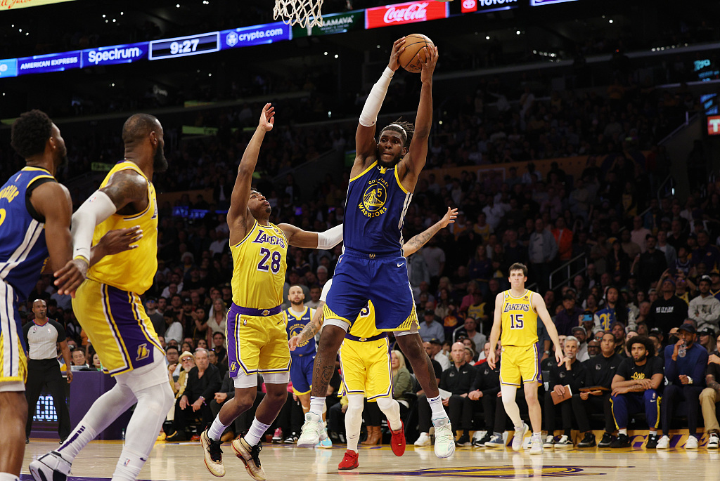 Kevon Looney (#5) of the Golden State Warriors grabs a rebound in Game 6 of the NBA Western Conference semifinals against the Los Angeles Lakers at the Crypto.com Arena in Los Angeles, California, May 12, 2023. /CFP