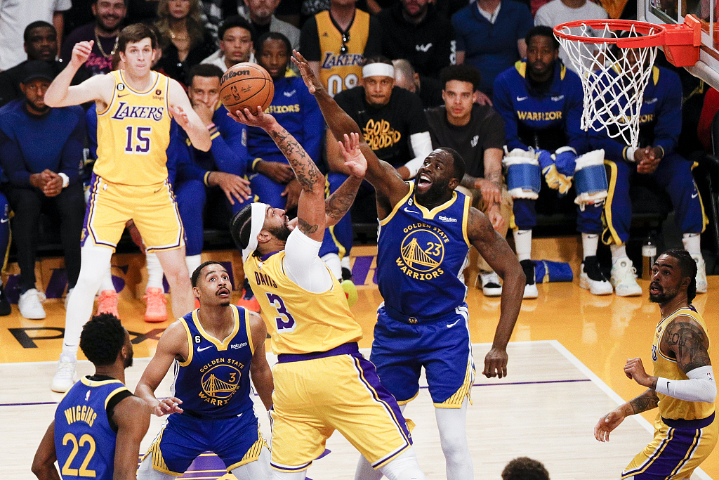 Draymond Green (#23) of the Golden State Warriors tries to deflect a shot by Anthony Davis (#3) of the Los Angeles Lakers in Game 6 of the NBA Western Conference semifinals at the Crypto.com Arena in Los Angeles, California, May 12, 2023. /CFP