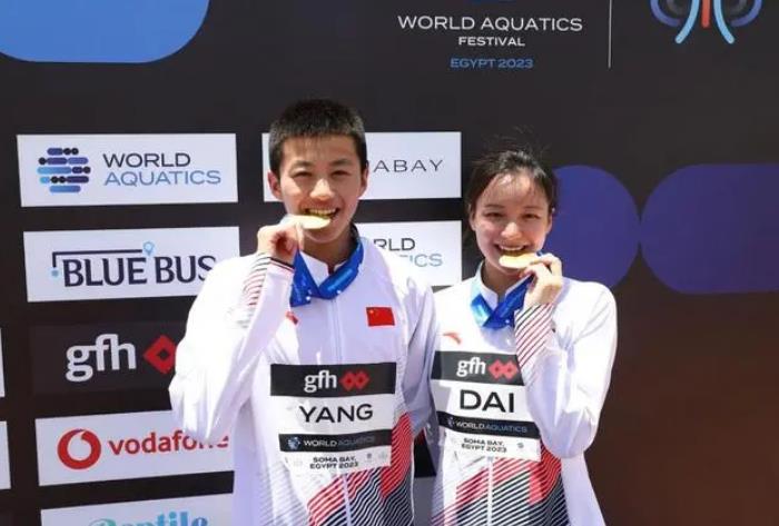 China's Yang Shuncheng (L) and Dai Shiyi pose with their gold medals after the award ceremony at the Artistic Swimming World Cup in Hurghada, Egypt, May 14, 2023. /Xinhua