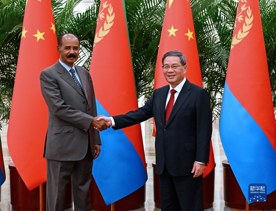     El primer ministro chino, Li Qiang (R), se reúne con el presidente Isaias Afwerki del Estado de Eritrea en Beijing, China, el 15 de mayo de 2023.  /Xinhua