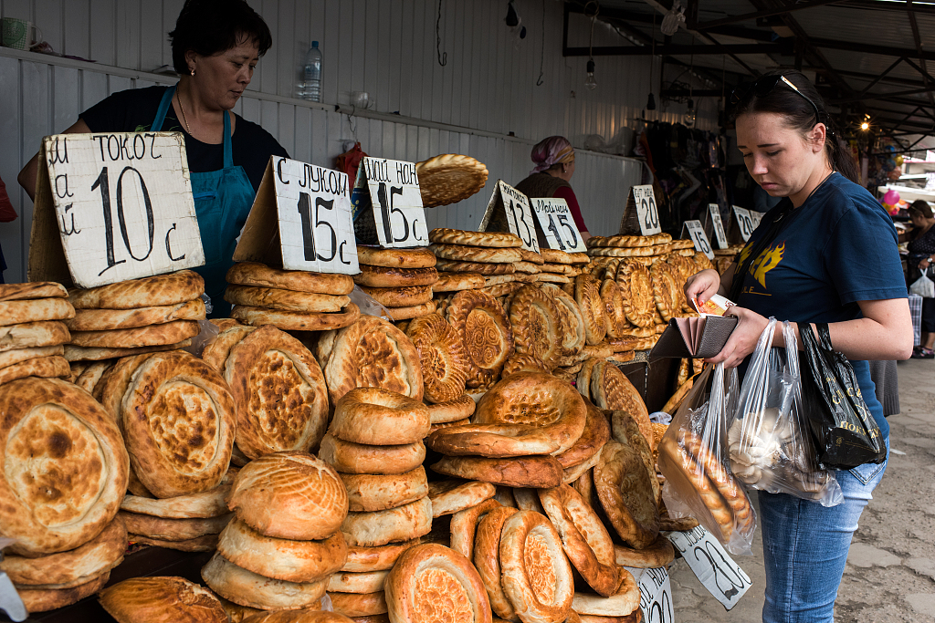 Bread on sale in Kyrgyzstan. /CFP