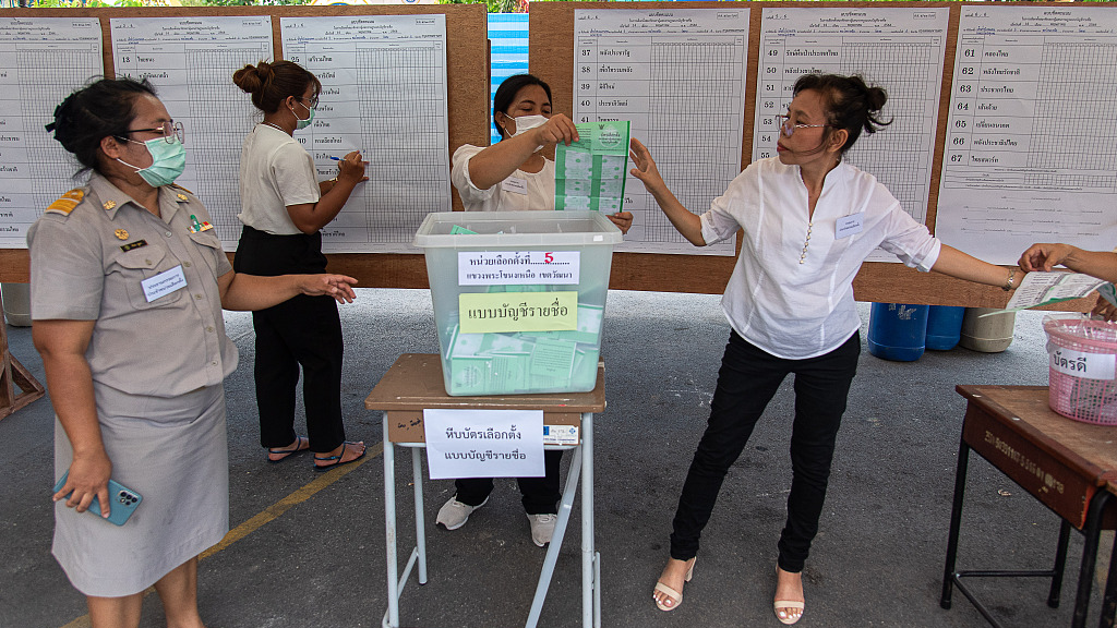 Thai poll station officials count votes at a polling station at Wat That Thong in Bangkok, Thailand, May 14, 2023. /CFP