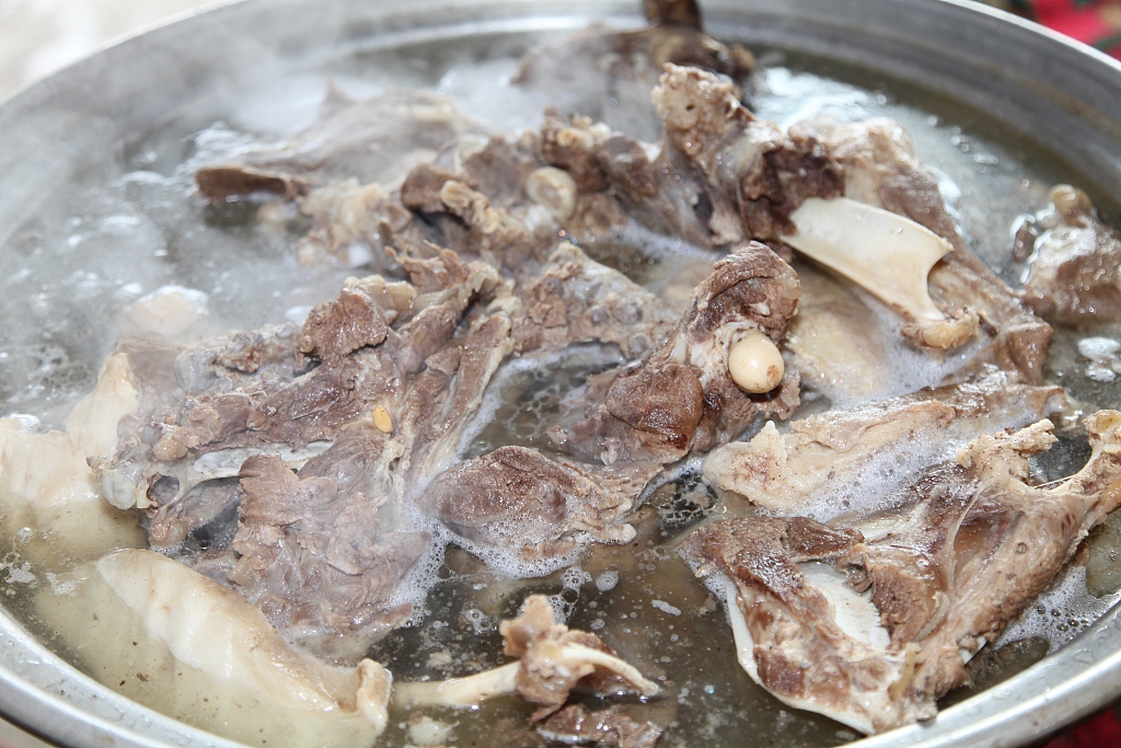 Shouzhuarou, literally translated as “hand-held meat,” is a way of eating mutton that originated from the Kazakh ethnic group in China. /CFP
