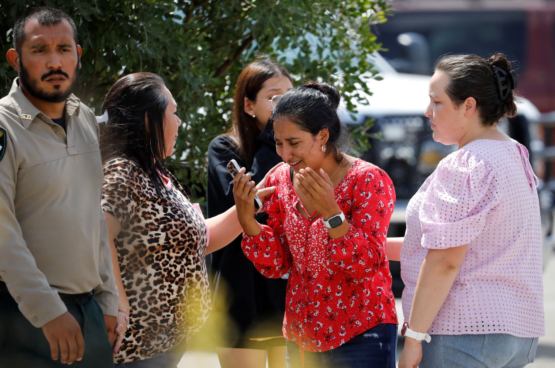 A woman reacts outside the Ssgt Willie de Leon Civic Center, where students had been transported from Robb Elementary School after a shooting in Uvalde, Texas, May 24, 2022. /Reuters