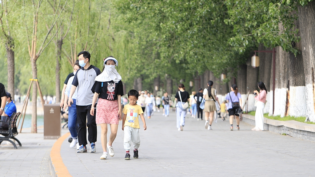People at a park in Beijing amid the heat wave on May 16, 2023. /CFP