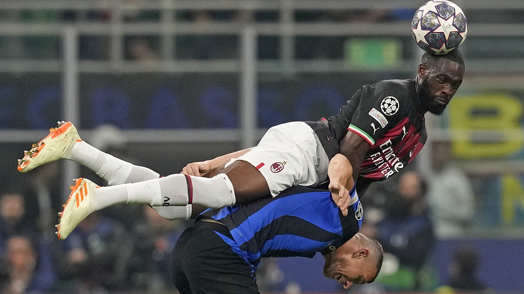 Inter Milan's Edin Dzeko is challenged by AC Milan's Fikayo Tomori (top) during their Champions League clash at the San Siro stadium in Milan, Italy, May 16, 2023. /CFP