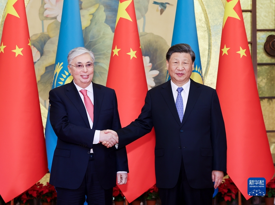 Chinese President Xi Jinping (R) meets with President Kassym-Jomart Tokayev of Kazakhstan in Xian, northwest China's Shaanxi Province, May 17, 2023. /Xinhua