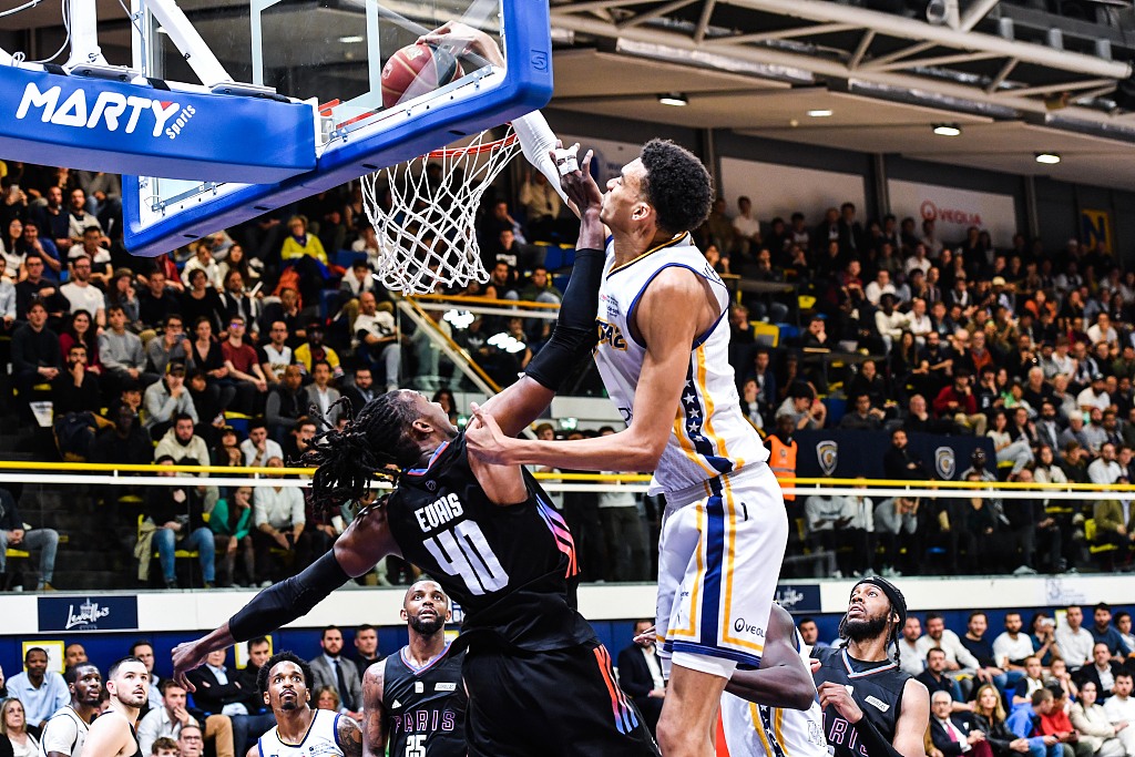 Victor Wembanyama (R) of Boulogne-Levallois dunks in the Betclic Elite game against Paris at Salle Marcel Cerdan in Paris, France, May 16, 2023. /CFP 