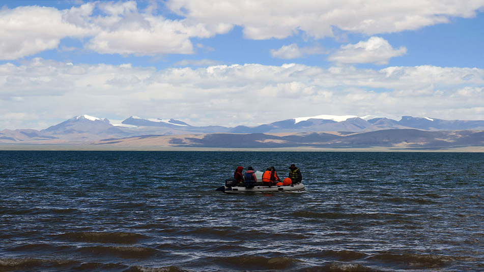 A team conducts research in a plateau lake in Nagqu, southwest China's Tibet Autonomous Region, 2021. /CFP