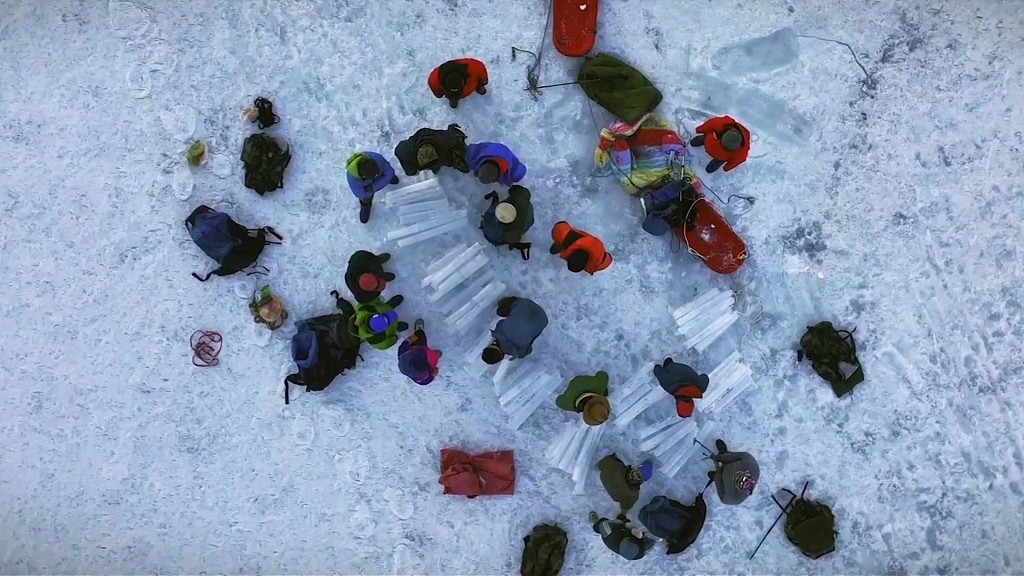 A team drills ice cores on the glacier in southwest China's Tibet Autonomous Region. /CFP