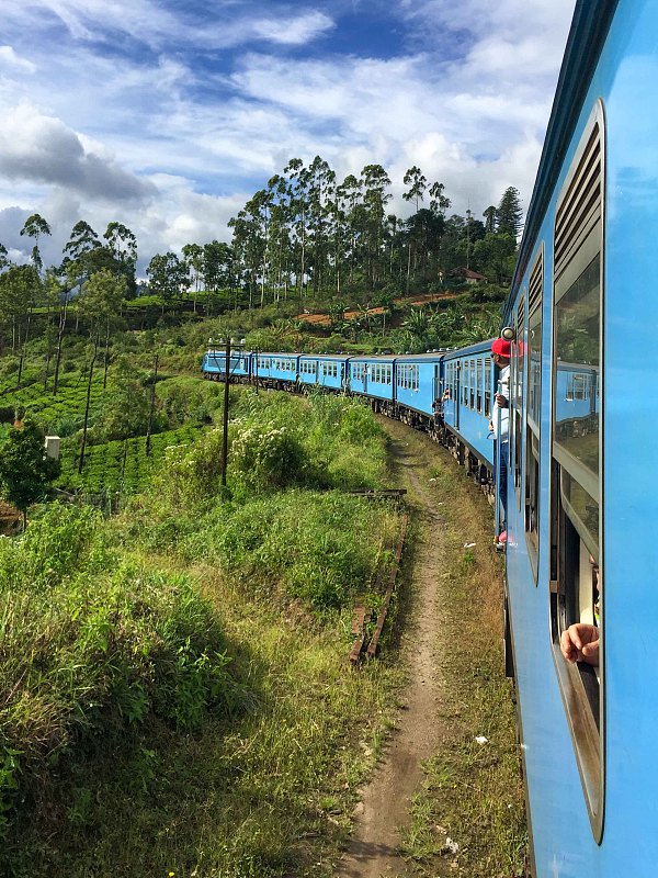 Visitors enjoy a train trip in Sri Lanka. /CFP