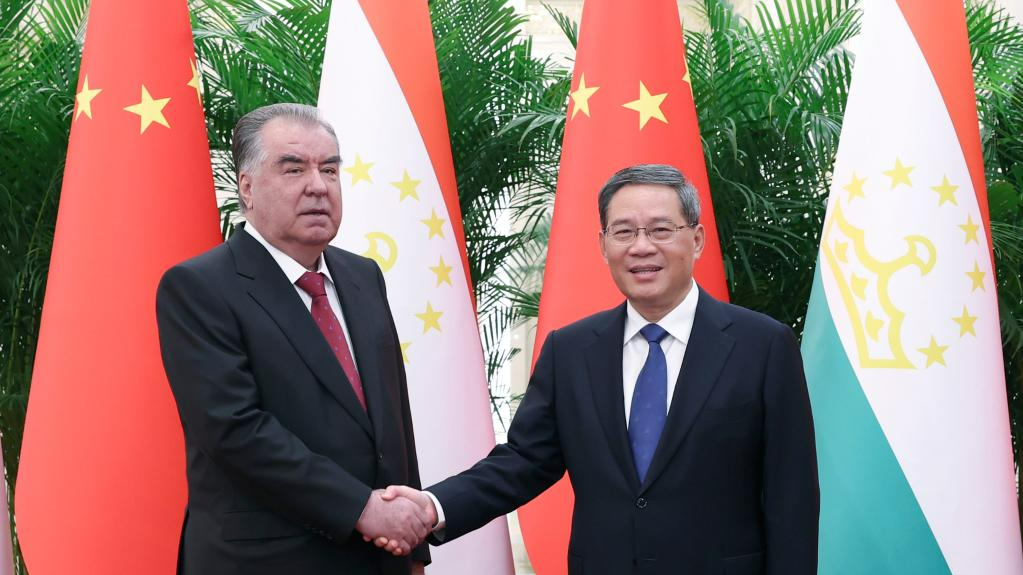 Chinese Premier Li Qiang (R) meets with Tajik President Emomali Rahmon in Beijing, capital of China, May 17, 2023. /Xinhua