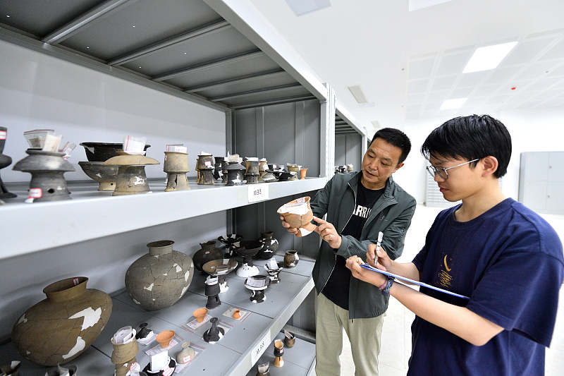 Cultural relics restorers work at a museum in Baokang County of Xiangyang, Hubei. /CFP