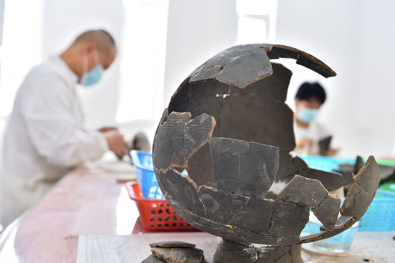 Cultural relics restorers work at a museum in Baokang County of Xiangyang, Hubei. /CFP