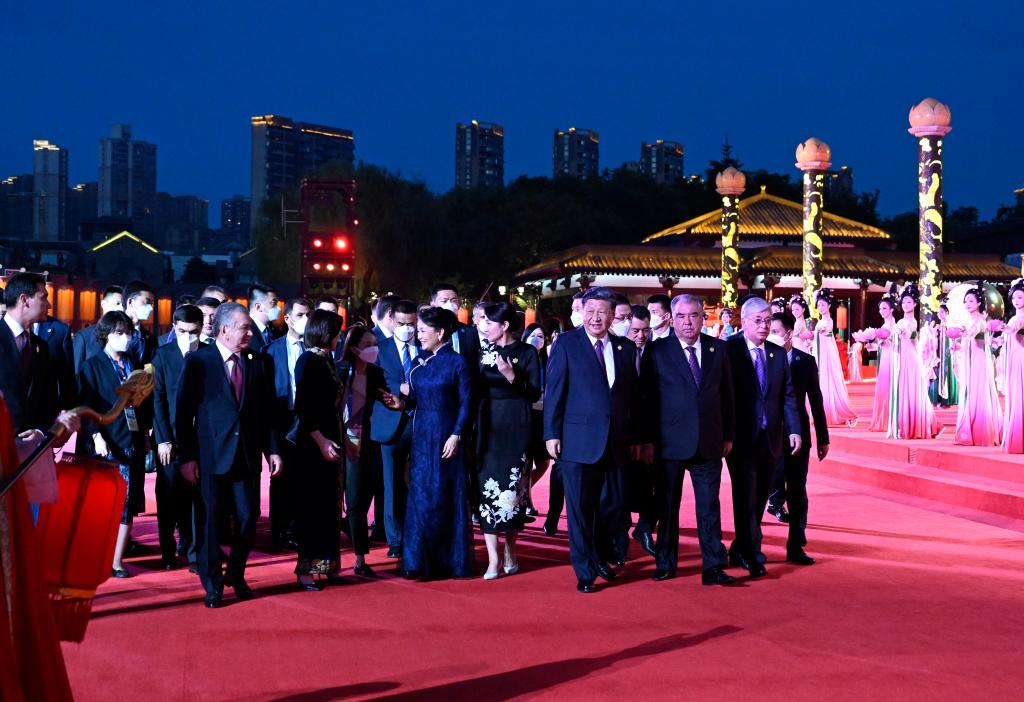 Chinese President Xi Jinping and his wife Peng Liyuan head for the venue of a welcome banquet along with guests in Xi'an, northwest China's Shaanxi Province, May 18, 2023. /Xinhua