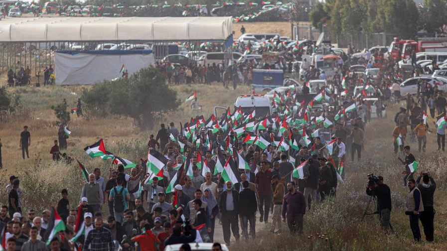Palestinian people take part in a demonstration to reject the Israeli flag march near the fence of the Gaza-Israel border, east of Gaza City, May 18, 2023. /Xinhua