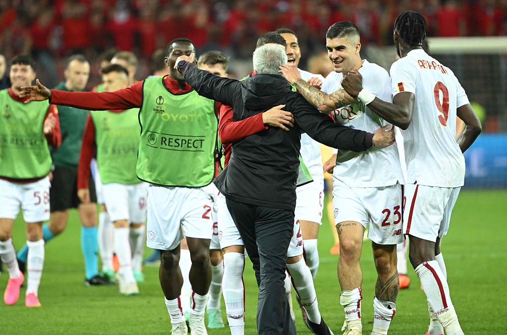 Roma coach Jose Mourinho (C) celebrates with players after their Europa League clash with Bayer Leverkusen at the BayArena in Leverkusen, Germany, May 18, 2023. /CFP