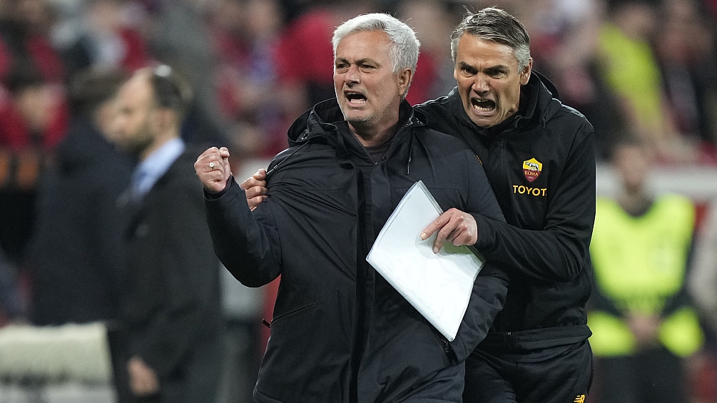 Roma coach Jose Mourinho (L) reacts after their Europa League clash with Bayer Leverkusen at the BayArena in Leverkusen, Germany, May 18, 2023. /CFP