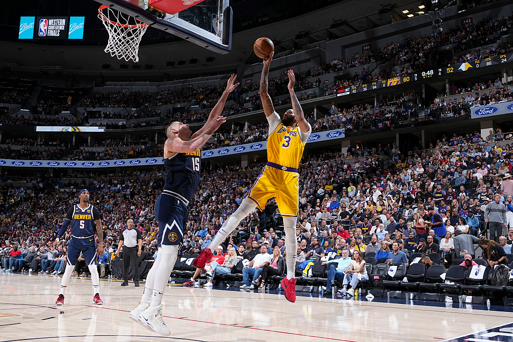 Anthony Davis (#3) of the Los Angeles Lakers shoots in Game 2 of the NBA Western Conference Finals against the Denver Nuggets at the Ball Arena in Denver, Colorado, May 18, 2023. /CFP