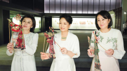 Peng Liyuan, spouses of Central Asian leaders visit historic theater