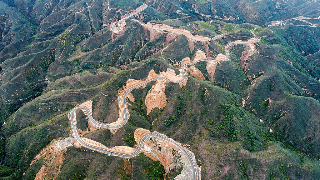 A view of the Loess Plateau along a section of Yanhuang Road in Shaanxi Province /CFP