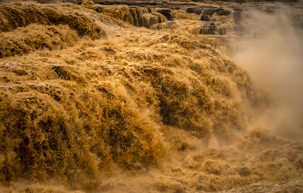 Hukou Waterfall is the largest waterfall on the Yellow River. /CFP