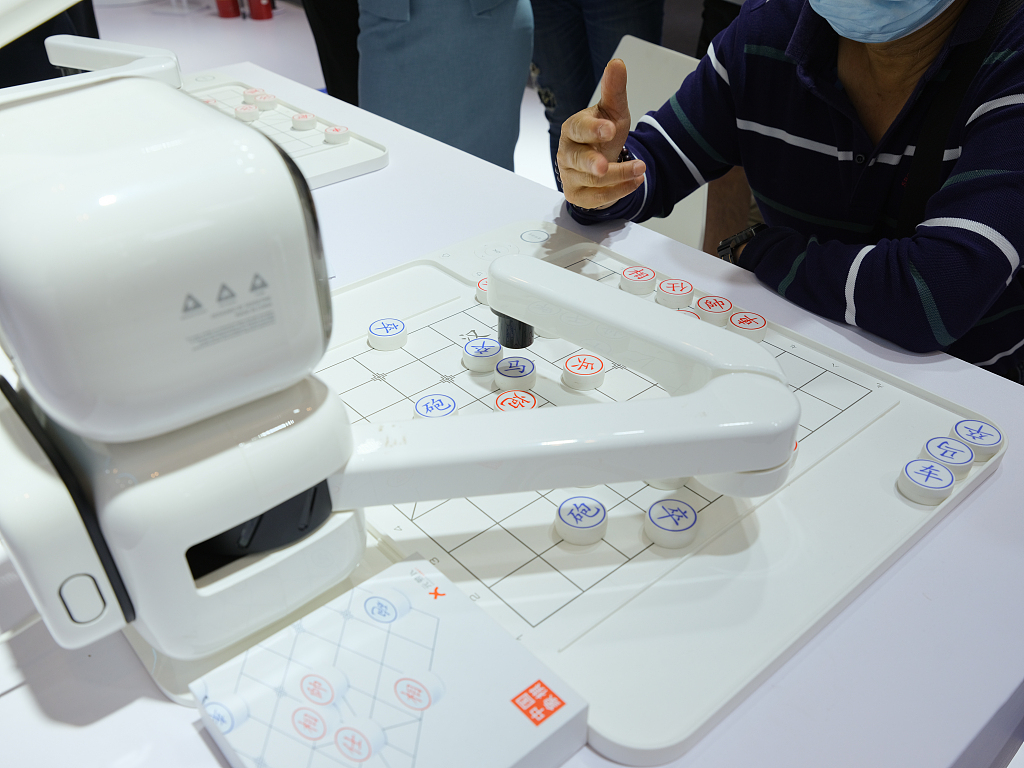 A visitor plays chess with a robot at the seventh WIC in Tianjin, May 18, 2023. /CFP