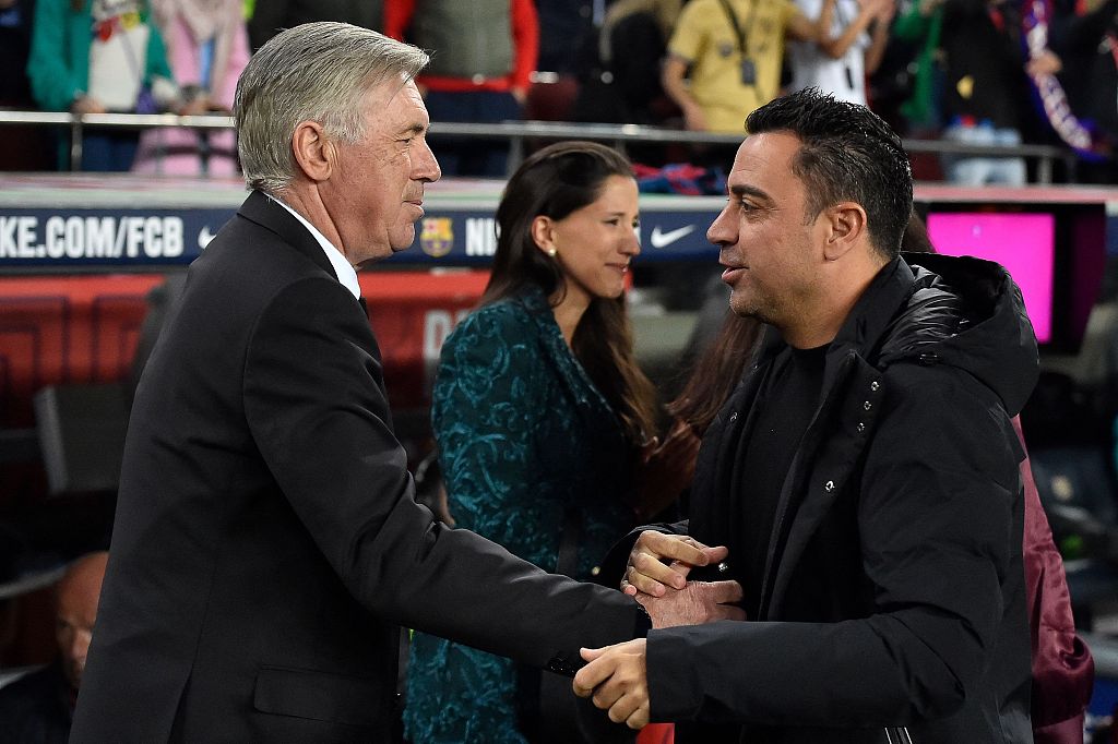 Carlo Ancelotti (L), manager of Real Madrid, and Xavi Hernandez, manager of Barcelona, greet each other ahead of the second-leg game of the Copa del Rey semifinals at Spotify Camp Nou in Barcelona, Spain, April 5, 2023. /CFP