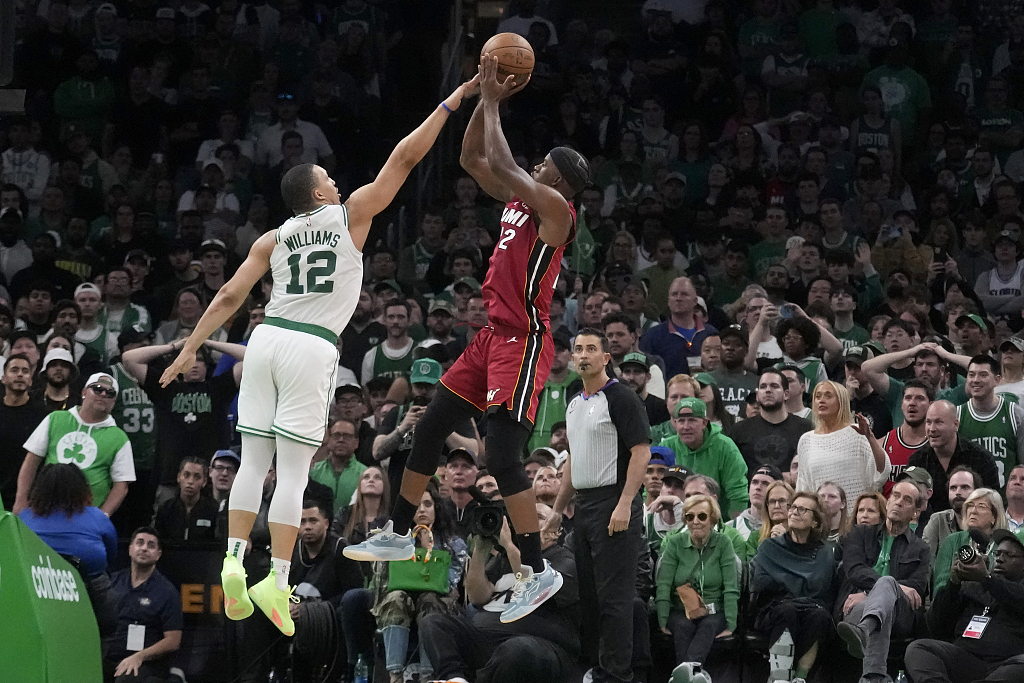 Jimmy Butler (R) of the Miami Heat shoots in Game 2 of the NBA Eastern Conference Finals against the Boston Celtics at TD Garden in Boston, Massachusetts, May 19, 2023. /CFP