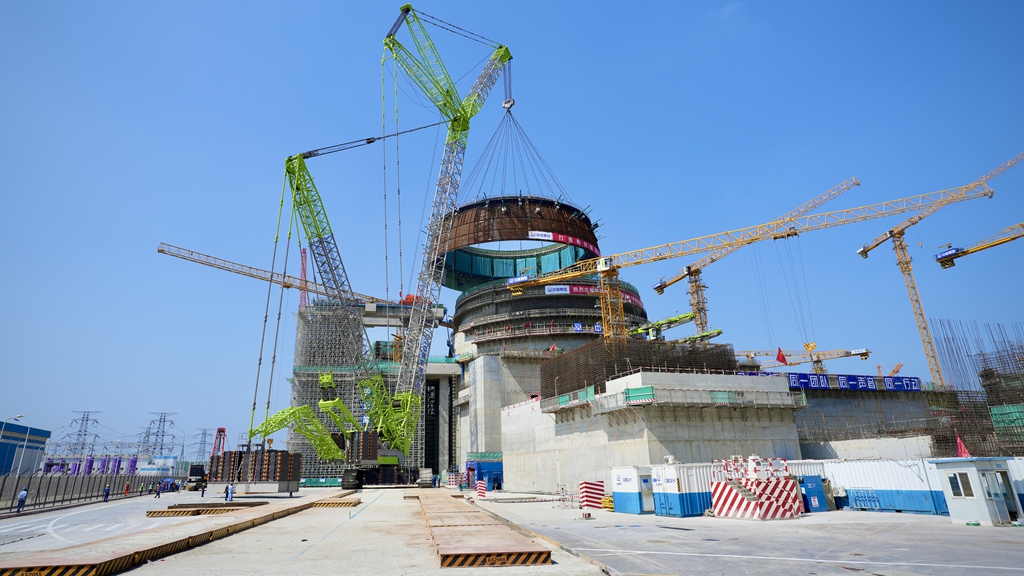 Tianwan's seventh power unit has its dome belt lifted onto its containment building on May 19, 2023. /CGTN
