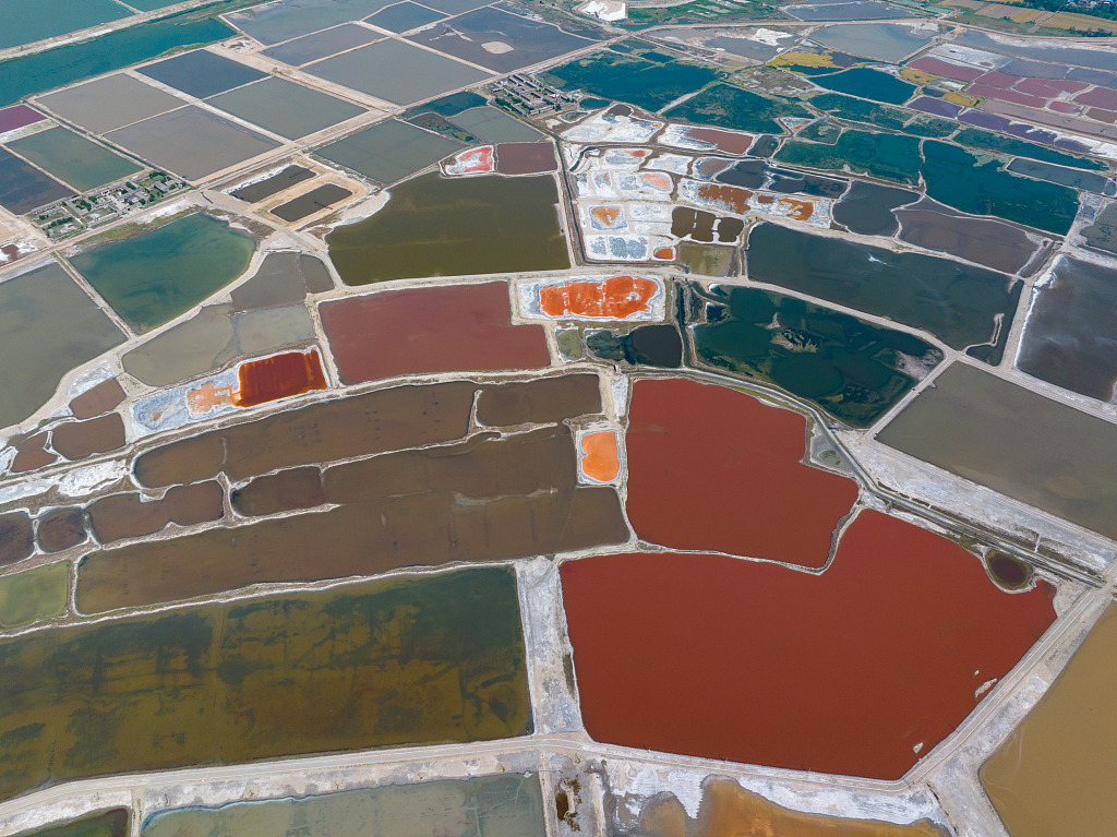Yuncheng Salt Lake is remarkable for its breathtaking landscape, characterized by vast crystalline salt flats that shimmer in the sunlight in various colors. /CFP