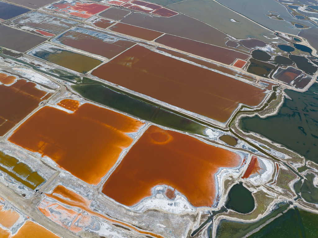 Yuncheng Salt Lake is a mesmerizing natural wonder that captivates visitors with its unique beauty. /CFP