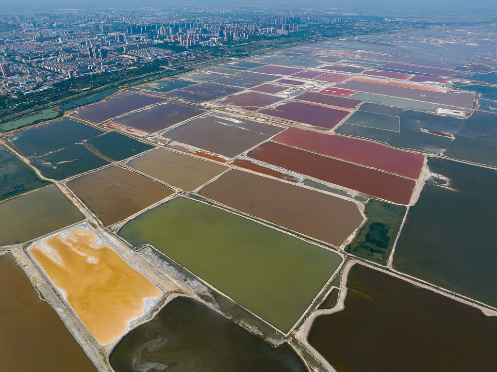 Yuncheng Salt Lake appears in different colors according to its mineral density and temperature, creating a surreal stunning visual spectacle that attracts photographers and nature enthusiasts alike. /CFP