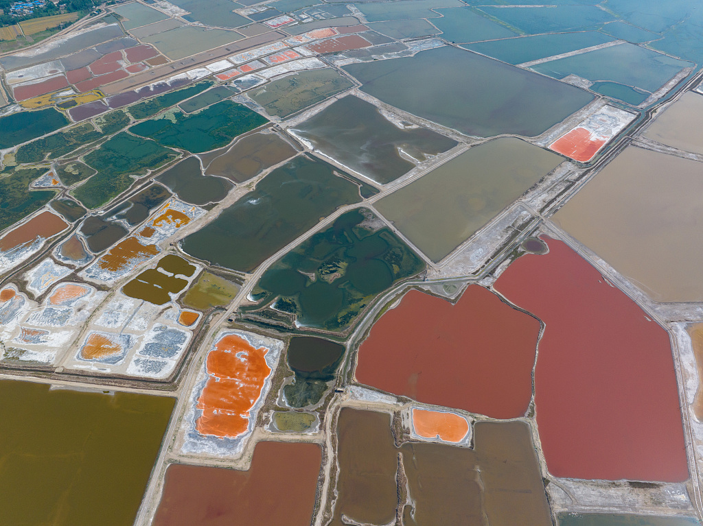 Yuncheng Salt Lake is a mesmerizing natural wonder that captivates visitors with its unique beauty. /CFP