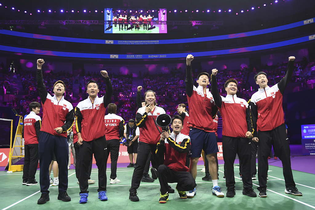 Team China acknowledge their fans before the Sudirman Cup semifinal in Suzhou, China, May 20, 2023. /CFP 