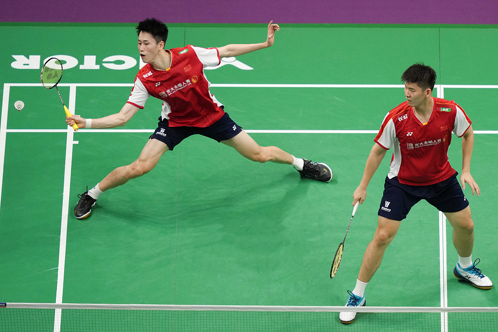 Ou Xuanyi (L) and Liu Yuchen of China in action during the Sudirman Cup semifinal men's doubles match in Suzhou, China, May 20, 2023. /CFP