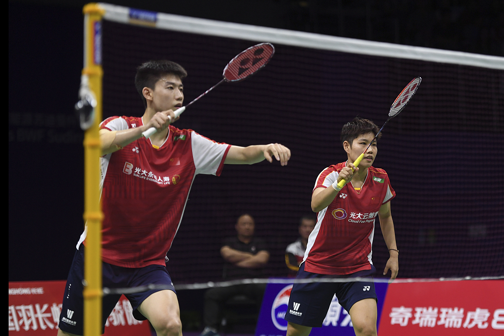 China's Feng Yanzhe (L) and Huang Dongping in action during the Sudirman Cup semifinal mixed doubles match in Suzhou, China, May 20, 2023. /CFP