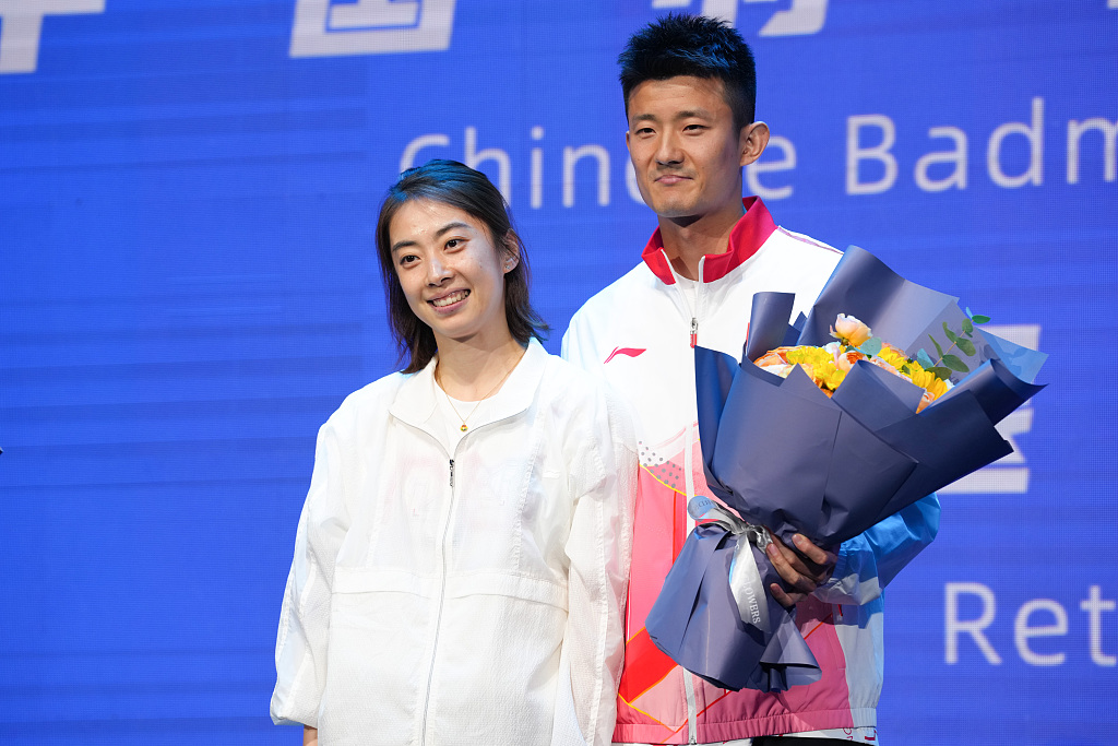 China's Chen Long (R) and his wife during his retirement ceremony in Suzhou, China, May 19, 2023. /CFP 