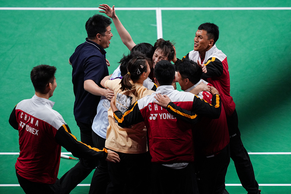 Players of China celebrate after winning the Sudirman Cup title in Suzhou, east China's Jiangsu Province, May 21, 2023. /CFP