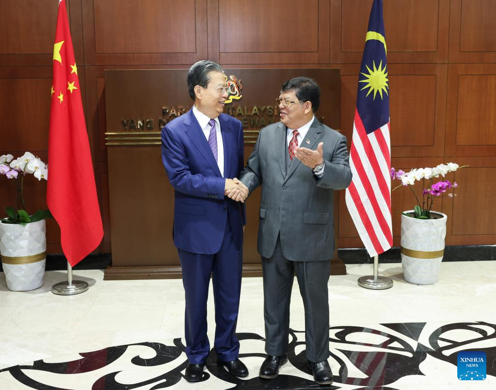 Zhao Leji (L) meets with Malaysian Speaker of the lower house of parliament Johari Abdul in Malaysia, May 18, 2023. /Xinhua