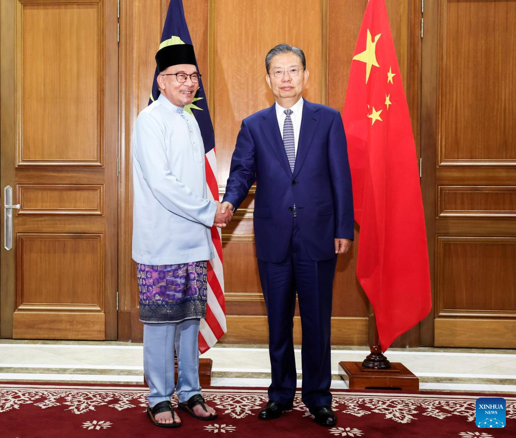 Zhao Leji (R) meets with Malaysian Prime Minister Anwar Ibrahim in Putrajaya, Malaysia, May 19, 2023. /Xinhua