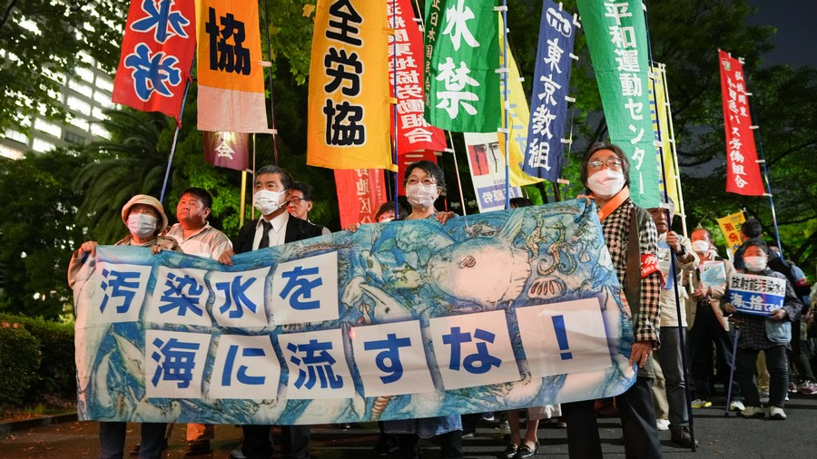People rally to protest against the Japanese government's plan to discharge nuclear wastewater into the sea in Tokyo, Japan, May 16, 2023. /Xinhua