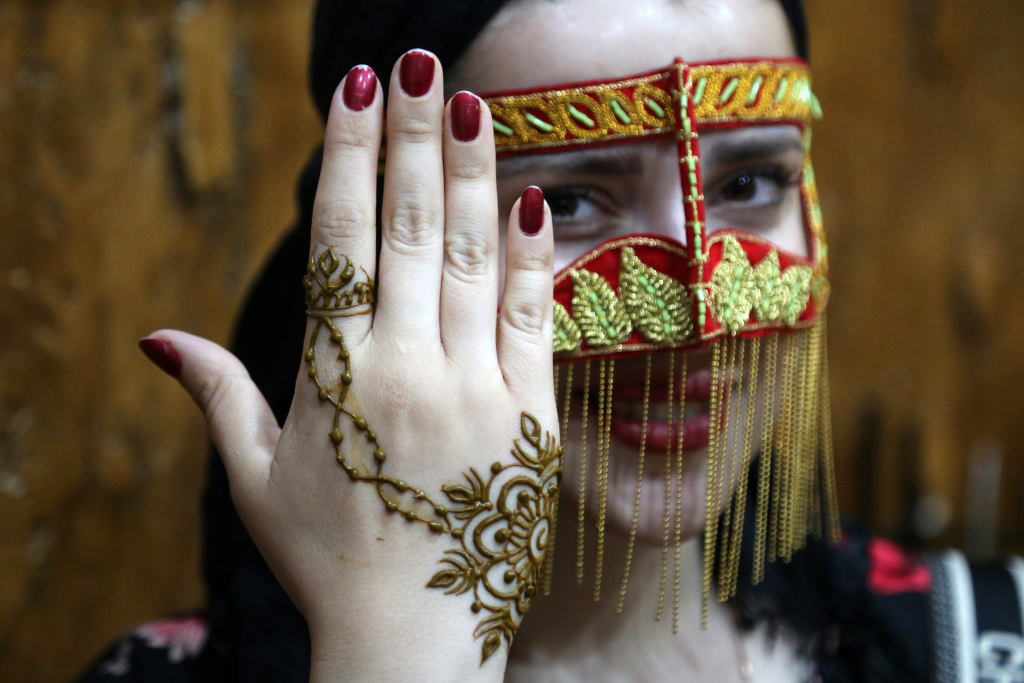 A woman shows henna on her hand as it is one of the most important indicators of the local culture of Qeshm Island and draws local and foreign tourists' attention, in Qeshm Island, Iran on April 17, 2023. /CFP