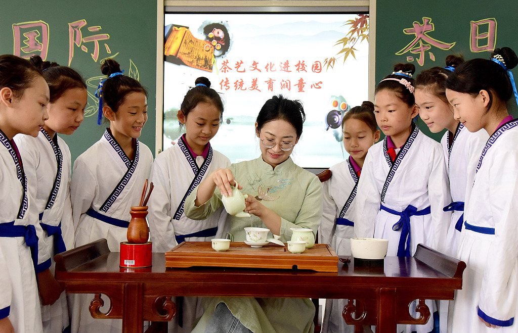 Students from a primary school in Handan, Hebei Province, learn tea art on May 19, 2023, to embrace the International Tea Day. /CFP