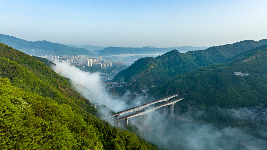 Live: Scenic view of 8 bridges amid jade green landscape in SW China's Chongqing