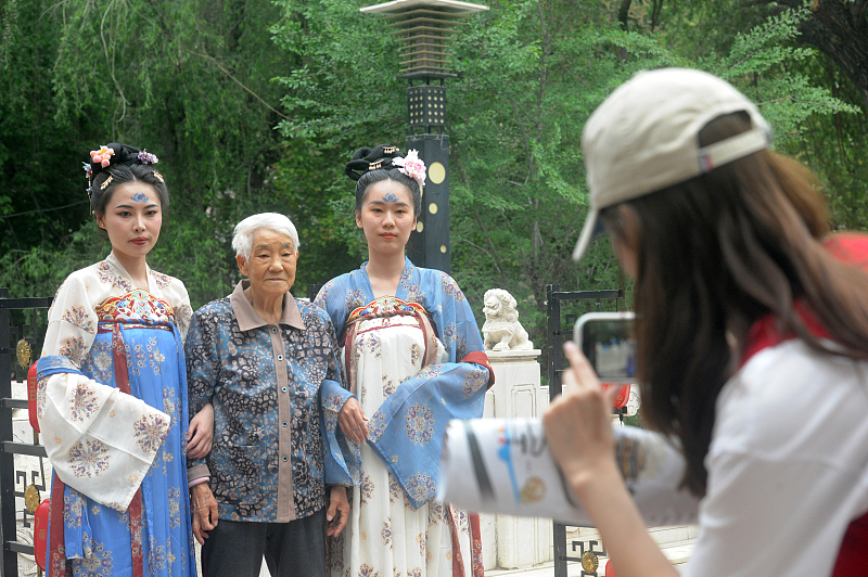 Visitors take photos to mark a cultural event in Urumqi, Xinjiang Uygur Autonomous Region. /CFP