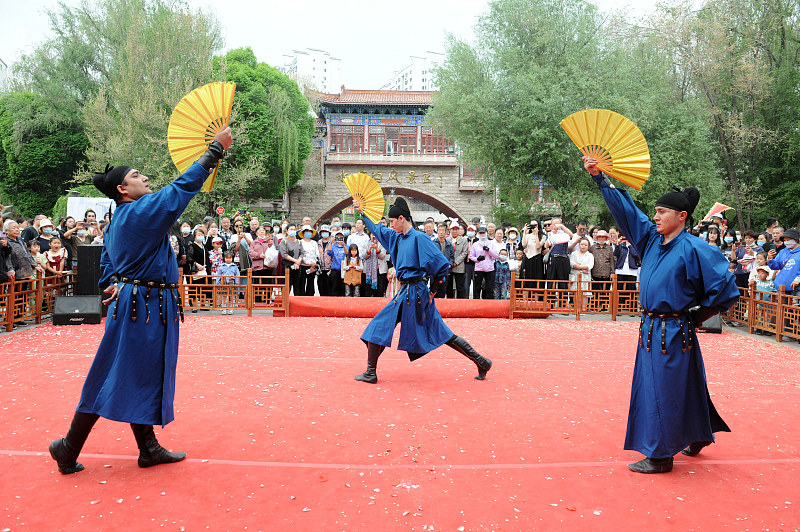 Artists show off dancing performances in Urumqi, Xinjiang Uygur Autonomous Region. /CFP